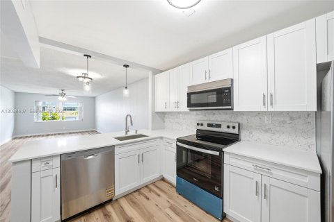 Condo in Deerfield Beach, Florida, 2 bedrooms  № 2086143 - photo 6