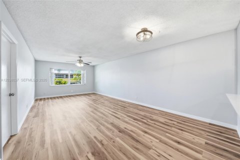 Condo in Deerfield Beach, Florida, 2 bedrooms  № 2086143 - photo 11
