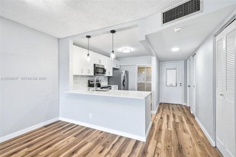 Condo in Deerfield Beach, Florida, 2 bedrooms  № 2086143 - photo 8