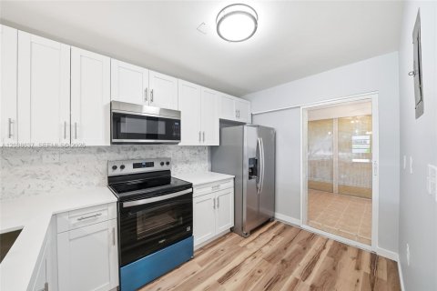 Condo in Deerfield Beach, Florida, 2 bedrooms  № 2086143 - photo 7