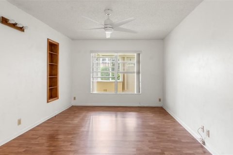 Condo in Fort Myers, Florida, 2 bedrooms  № 1389076 - photo 14
