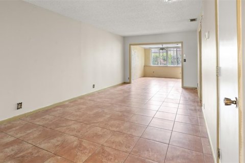 Condo in Fort Myers, Florida, 2 bedrooms  № 1389076 - photo 3