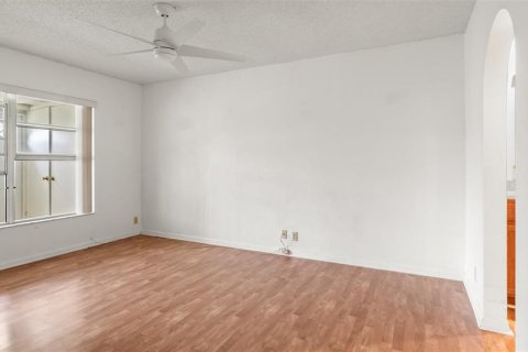 Condo in Fort Myers, Florida, 2 bedrooms  № 1389076 - photo 12