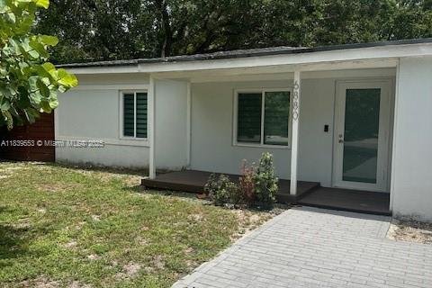Villa ou maison à louer à South Miami, Floride: 3 chambres, 126.53 m2 № 1828237 - photo 1