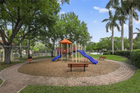 House in Pembroke Pines, Florida 4 bedrooms, 203.46 sq.m. № 2046518 - photo 29