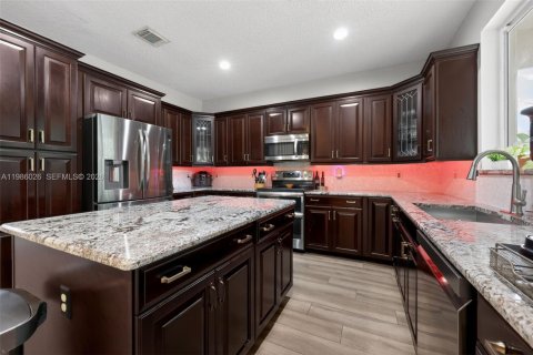 House in Pembroke Pines, Florida 4 bedrooms, 203.46 sq.m. № 2046518 - photo 9