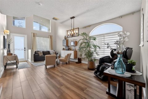 House in Pembroke Pines, Florida 4 bedrooms, 203.46 sq.m. № 2046518 - photo 6