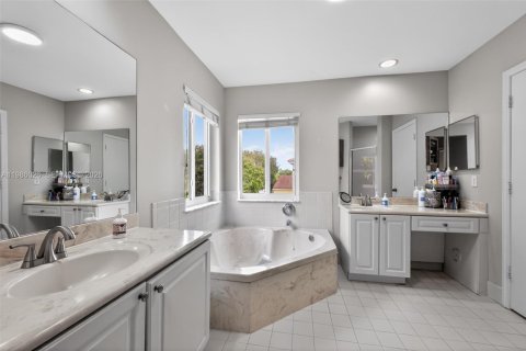 House in Pembroke Pines, Florida 4 bedrooms, 203.46 sq.m. № 2046518 - photo 14