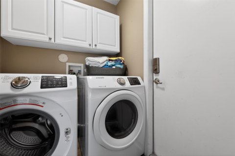 House in Pembroke Pines, Florida 4 bedrooms, 203.46 sq.m. № 2046518 - photo 20