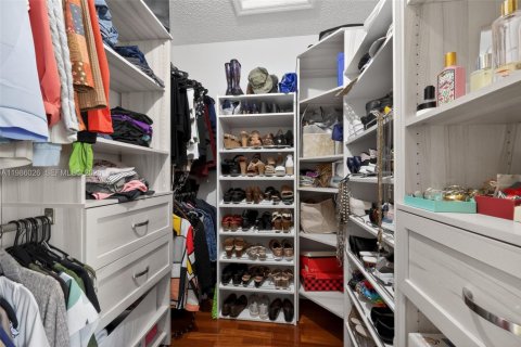 House in Pembroke Pines, Florida 4 bedrooms, 203.46 sq.m. № 2046518 - photo 13