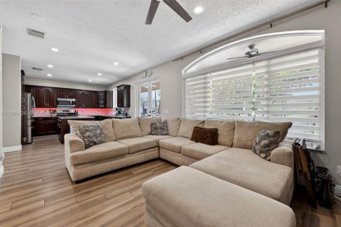 House in Pembroke Pines, Florida 4 bedrooms, 203.46 sq.m. № 2046518 - photo 3