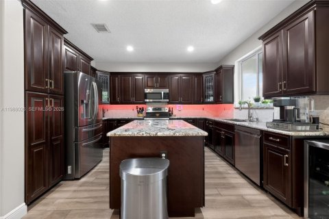 House in Pembroke Pines, Florida 4 bedrooms, 203.46 sq.m. № 2046518 - photo 8