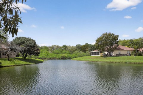 House in Pembroke Pines, Florida 4 bedrooms, 203.46 sq.m. № 2046518 - photo 28