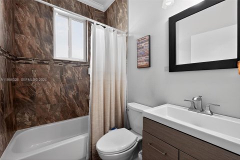 House in Pembroke Pines, Florida 4 bedrooms, 203.46 sq.m. № 2046518 - photo 17