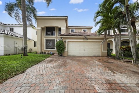 House in Pembroke Pines, Florida 4 bedrooms, 203.46 sq.m. № 2046518