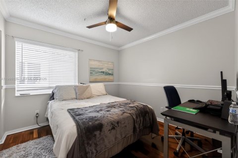 House in Pembroke Pines, Florida 4 bedrooms, 203.46 sq.m. № 2046518 - photo 15