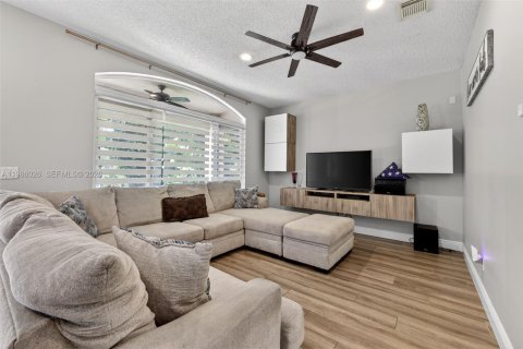 House in Pembroke Pines, Florida 4 bedrooms, 203.46 sq.m. № 2046518 - photo 2