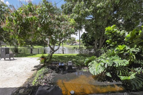 House in Pembroke Pines, Florida 4 bedrooms, 203.46 sq.m. № 2046518 - photo 26