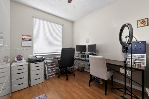 House in Pembroke Pines, Florida 4 bedrooms, 203.46 sq.m. № 2046518 - photo 19