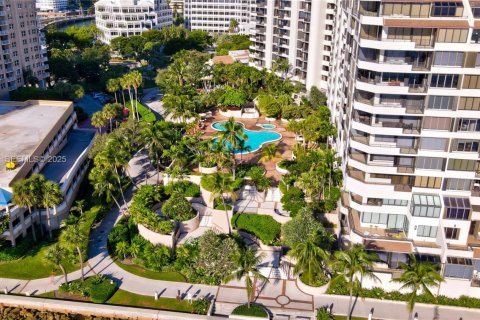 Condo in Miami, Florida, 3 bedrooms  № 1994659 - photo 1