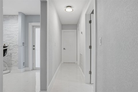 Villa ou maison à vendre à Hollywood, Floride: 3 chambres, 193.79 m2 № 2006203 - photo 17