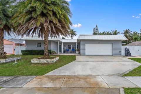 House in Hollywood, Florida 3 bedrooms, 193.79 sq.m. № 2006203