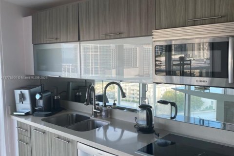 Condo in Miami Beach, Florida, 1 bedroom  № 1868348 - photo 5