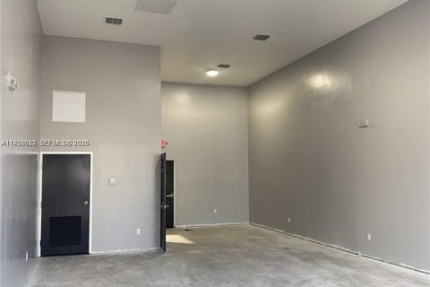 Propiedad comercial en venta en Hollywood, Florida № 2082987 - foto 11