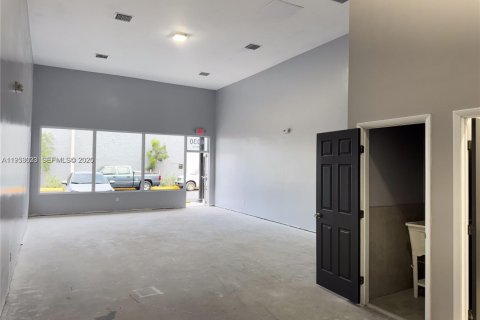 Propiedad comercial en venta en Hollywood, Florida № 2082987 - foto 12