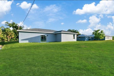 House in Englewood, Florida 4 bedrooms, 154.5 sq.m. № 2400288 - photo 3