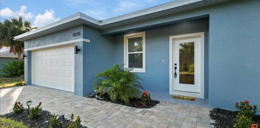 House in Englewood, Florida 4 bedrooms, 154.5 sq.m. № 2400288