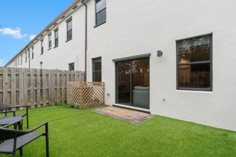 Adosado en venta en Miami, Florida, 3 dormitorios, 137.31 m2 № 2000774 - foto 17