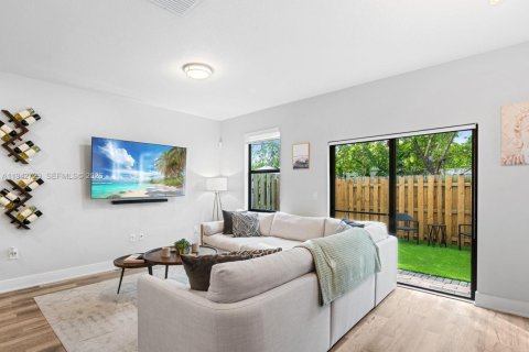 Adosado en venta en Miami, Florida, 3 dormitorios, 137.31 m2 № 2000774 - foto 13