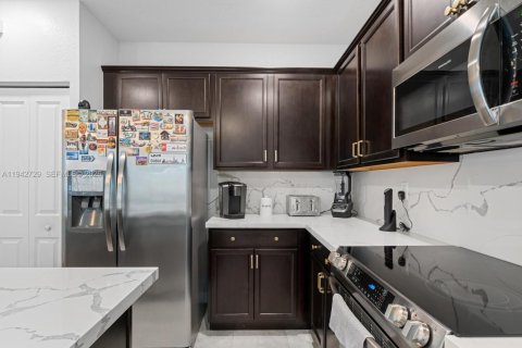 Adosado en venta en Miami, Florida, 3 dormitorios, 137.31 m2 № 2000774 - foto 12