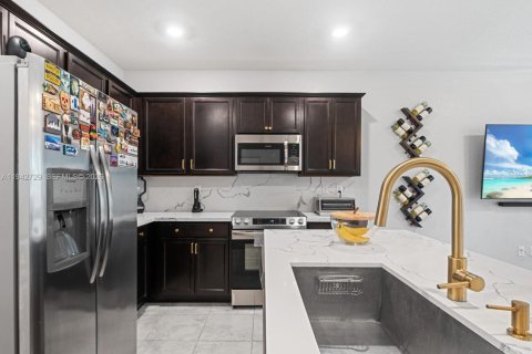 Adosado en venta en Miami, Florida, 3 dormitorios, 137.31 m2 № 2000774 - foto 11