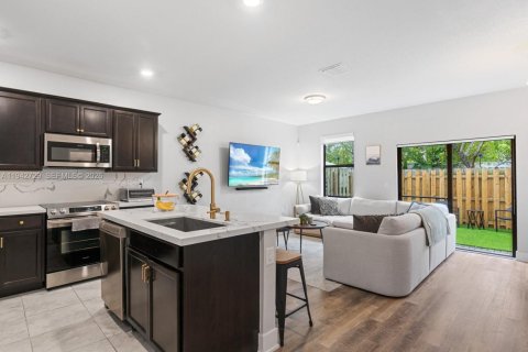 Adosado en venta en Miami, Florida, 3 dormitorios, 137.31 m2 № 2000774 - foto 10