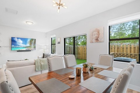 Adosado en venta en Miami, Florida, 3 dormitorios, 137.31 m2 № 2000774 - foto 16