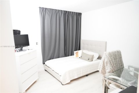 Condo in Plantation, Florida, 2 bedrooms № 1941270 - photo 13