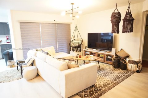 Condo in Plantation, Florida, 2 bedrooms № 1941270 - photo 8