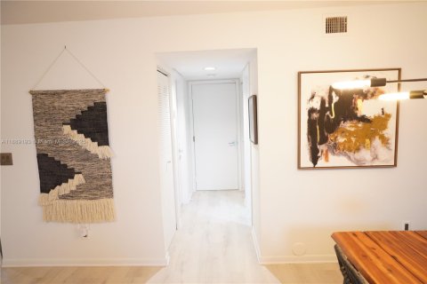 Condo in Plantation, Florida, 2 bedrooms № 1941270 - photo 11