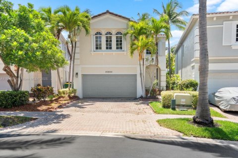 Villa ou maison à vendre à Aventura, Floride: 3 chambres, 231.7 m2 № 1776406 - photo 1