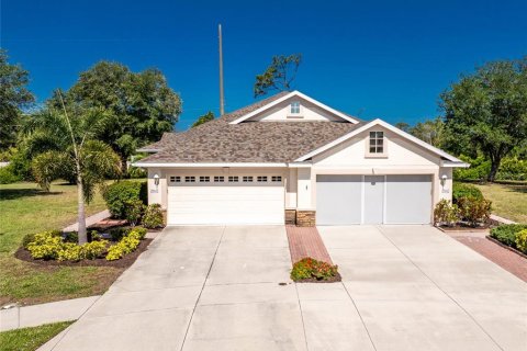 House in Englewood, Florida 2 bedrooms, 139.45 sq.m. № 2095058