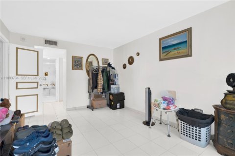 Condo in Pembroke Pines, Florida, 2 bedrooms  № 2035843 - photo 22