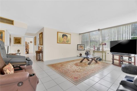Condo in Pembroke Pines, Florida, 2 bedrooms  № 2035843 - photo 11