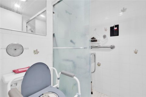 Condo in Pembroke Pines, Florida, 2 bedrooms  № 2035843 - photo 29