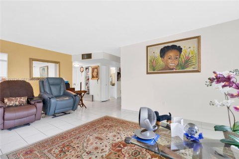 Condo in Pembroke Pines, Florida, 2 bedrooms  № 2035843 - photo 10