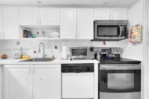 Condo in Pembroke Pines, Florida, 2 bedrooms  № 2035843 - photo 16