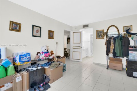 Condo in Pembroke Pines, Florida, 2 bedrooms  № 2035843 - photo 21