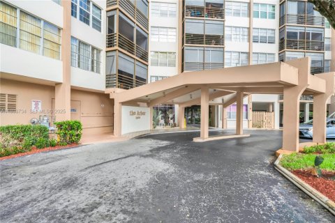 Condo in Pembroke Pines, Florida, 2 bedrooms  № 2035843 - photo 2