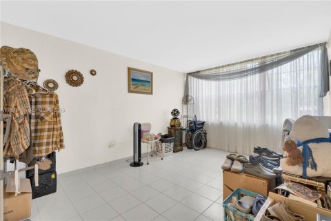 Condo in Pembroke Pines, Florida, 2 bedrooms  № 2035843 - photo 19